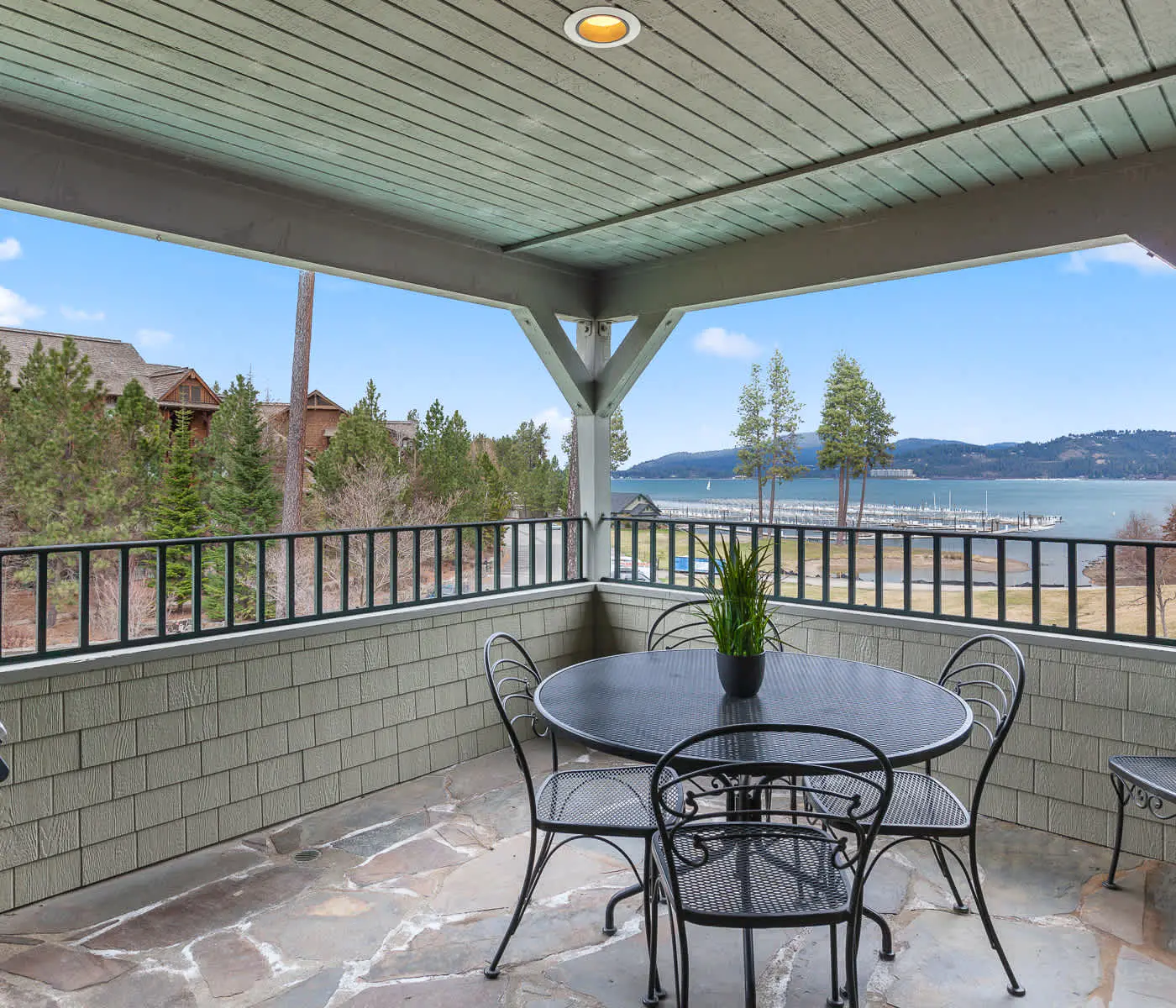 Lakefront Condo: Balcony, Views & Beach Access!
