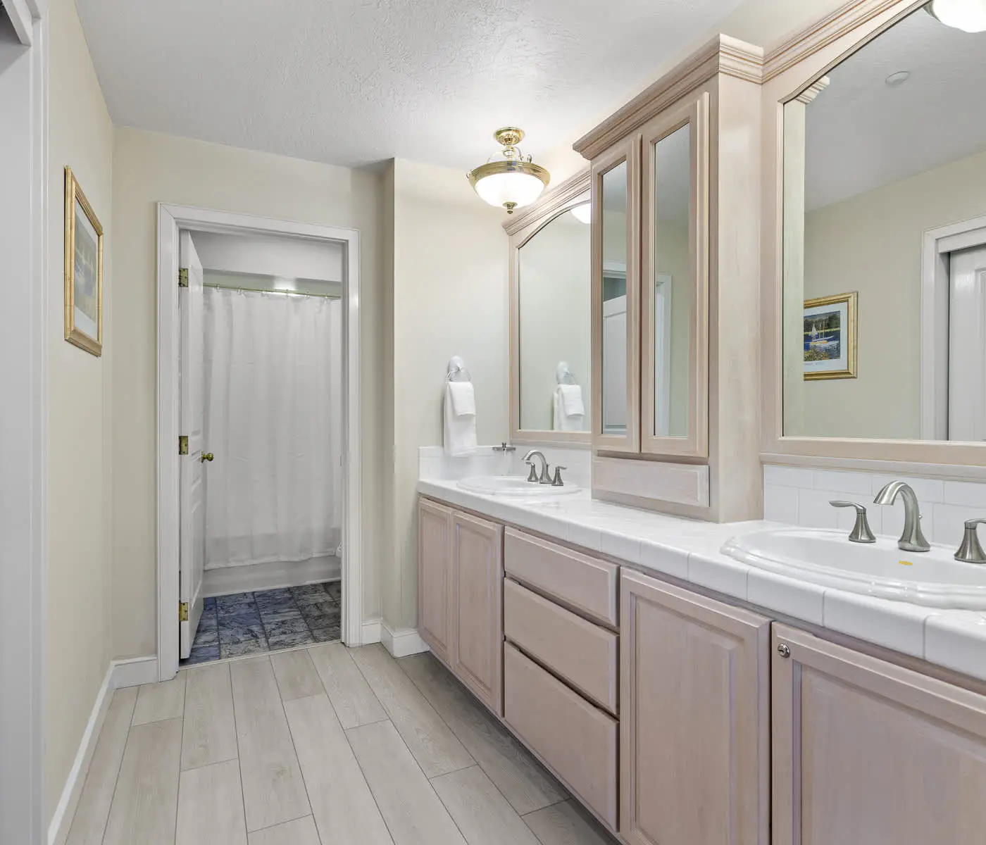 Lakefront Condo: Balcony, Views & Beach Access!
