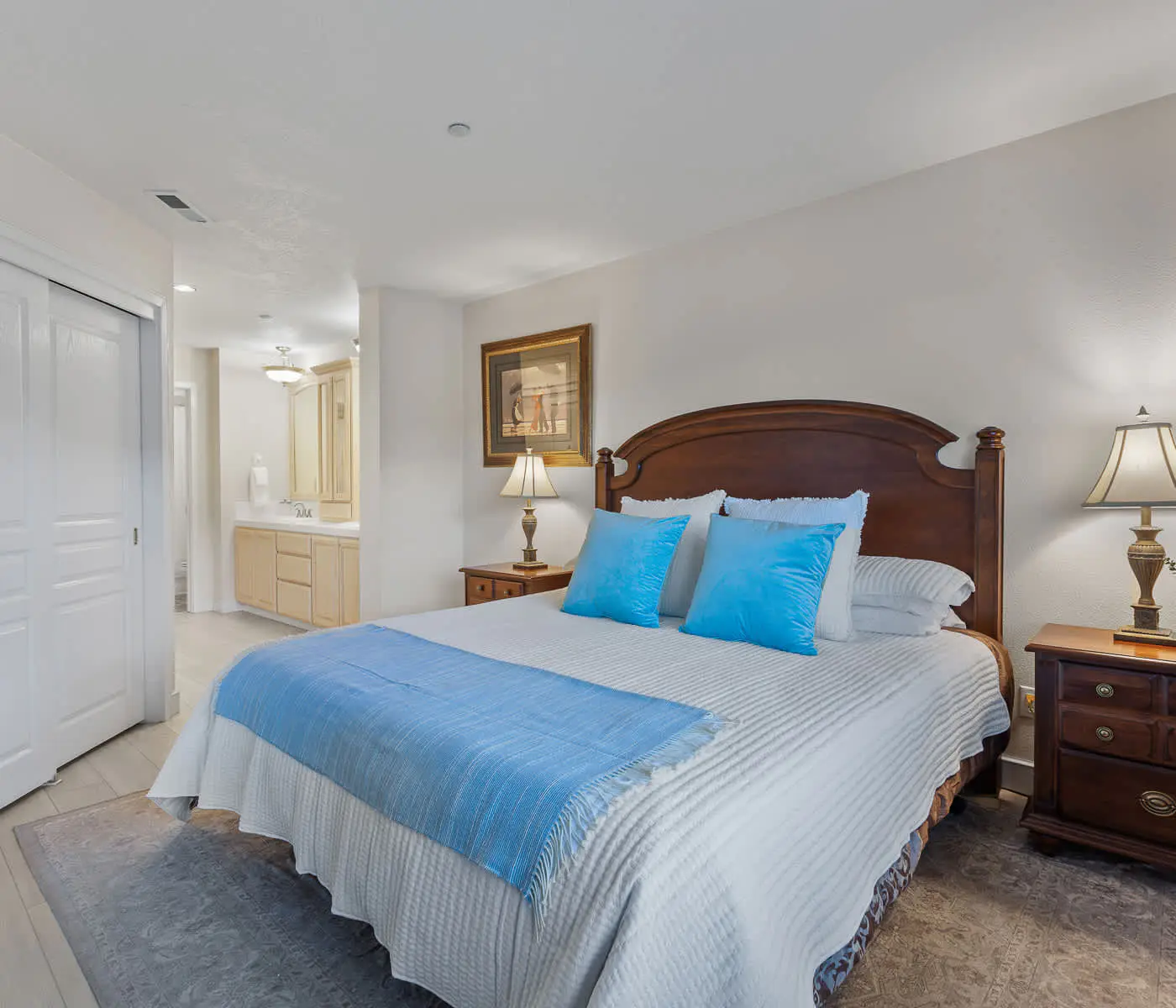 Lakefront Condo: Balcony, Views & Beach Access!
