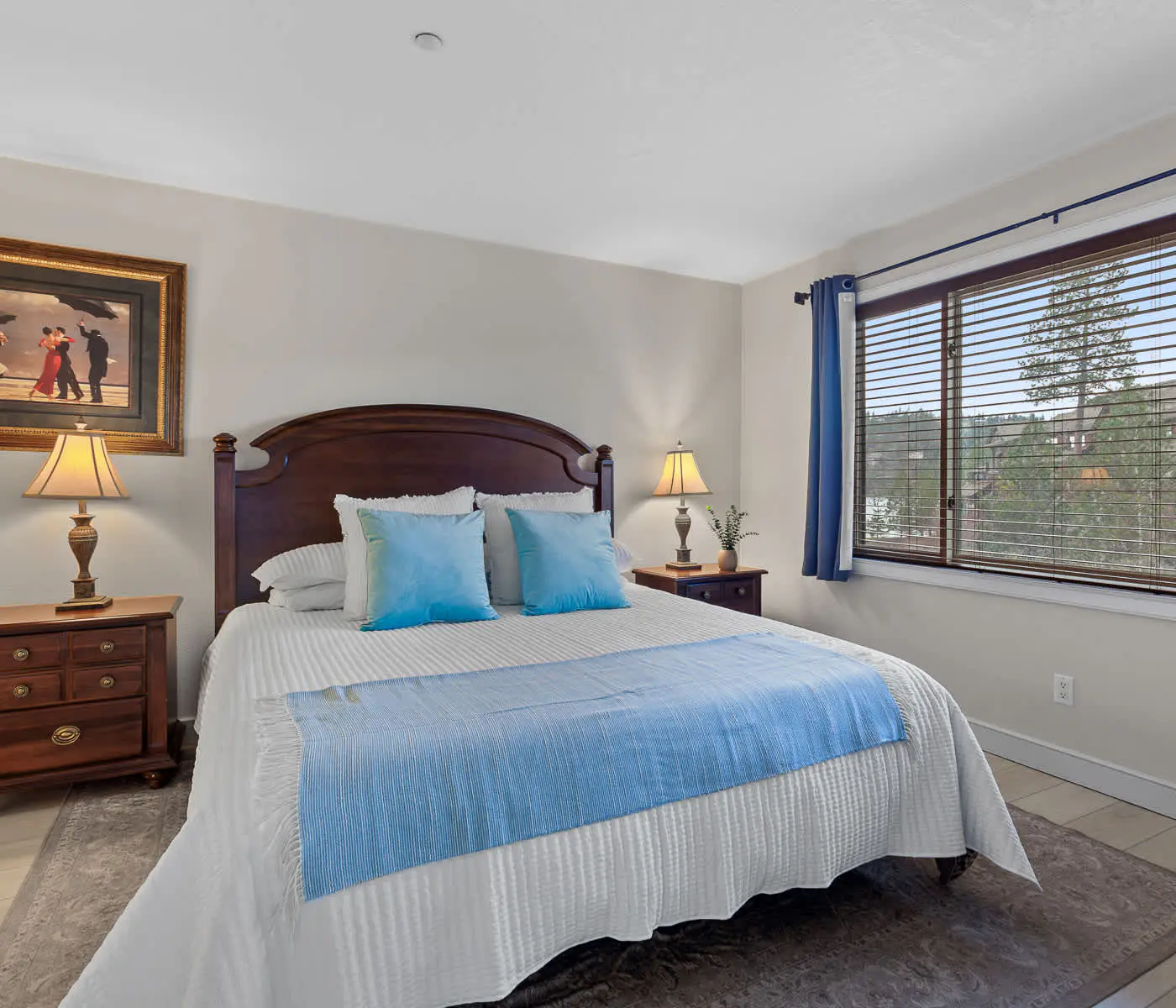 Lakefront Condo: Balcony, Views & Beach Access!