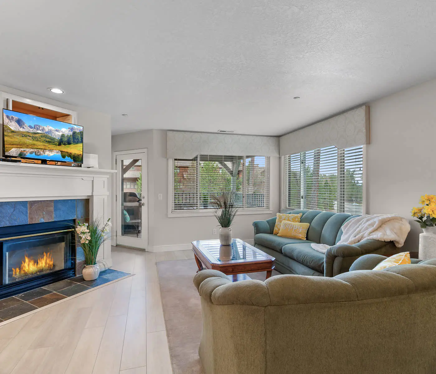 Lakefront Condo: Balcony, Views & Beach Access!
