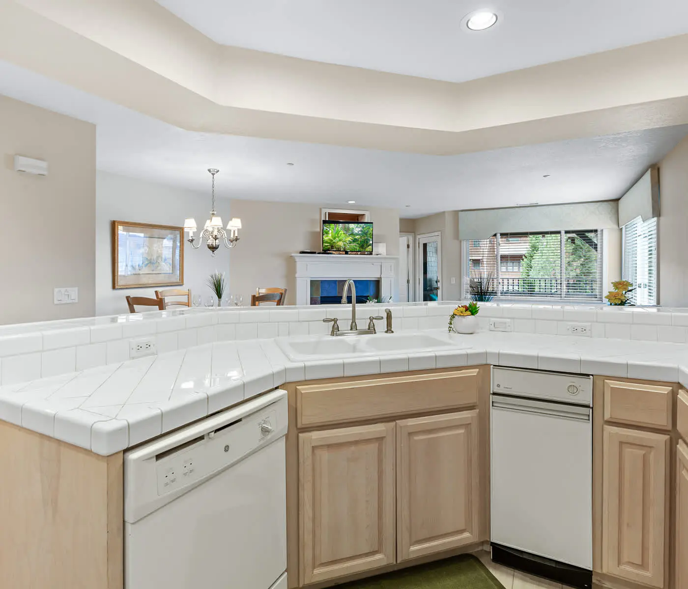 Lakefront Condo: Balcony, Views & Beach Access!