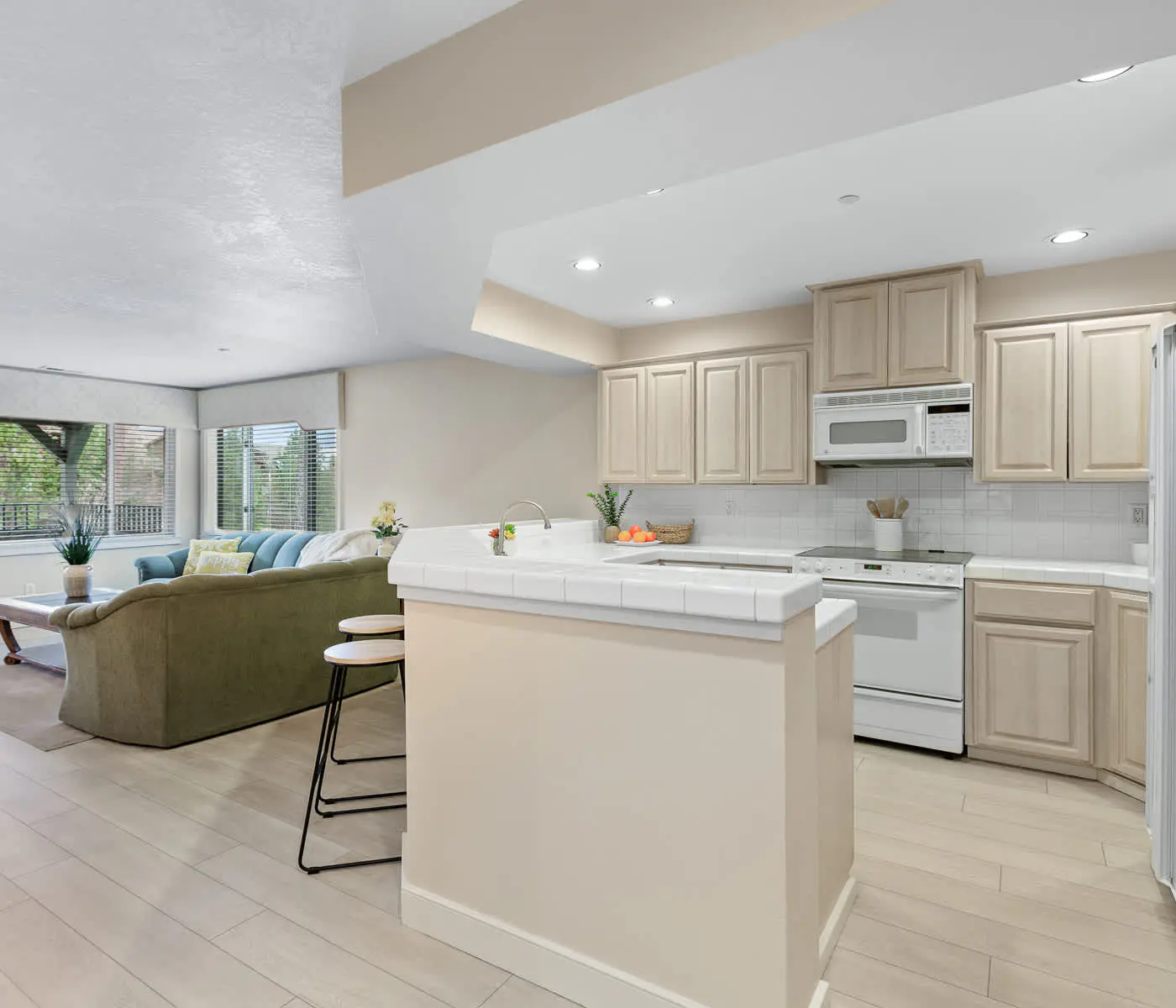 Lakefront Condo: Balcony, Views & Beach Access!