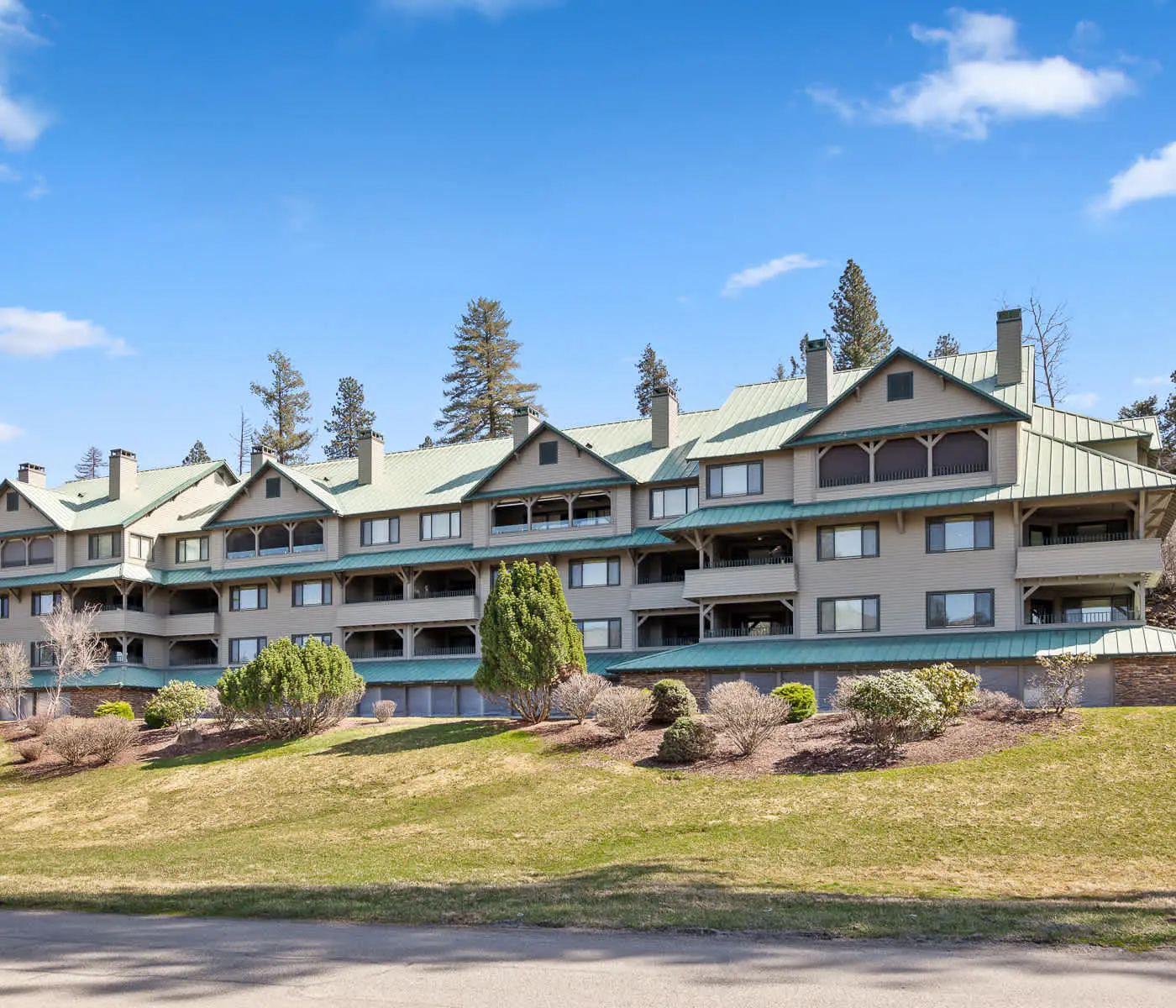 Lakefront Condo: Balcony, Views & Beach Access!