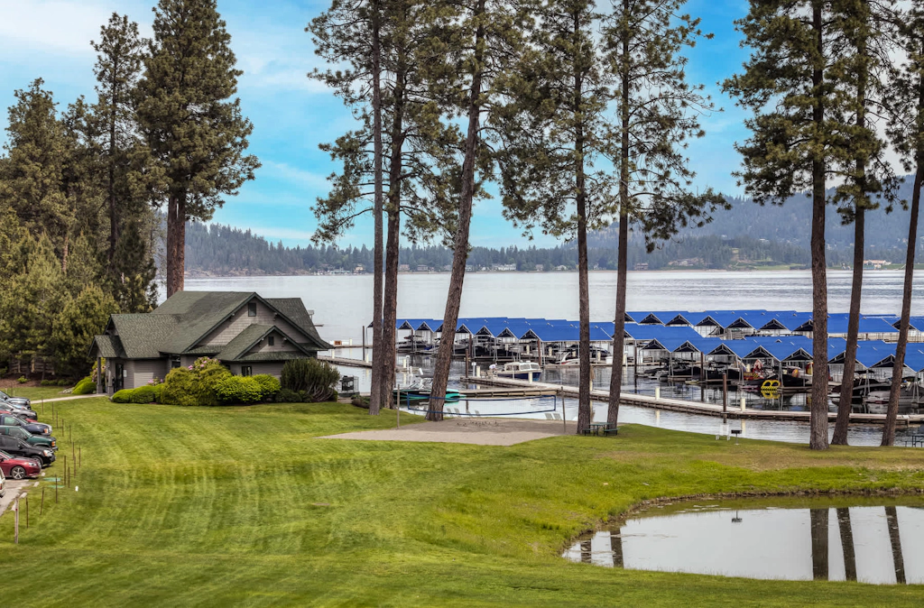 Lakefront Condo: Balcony, Views & Beach Access!