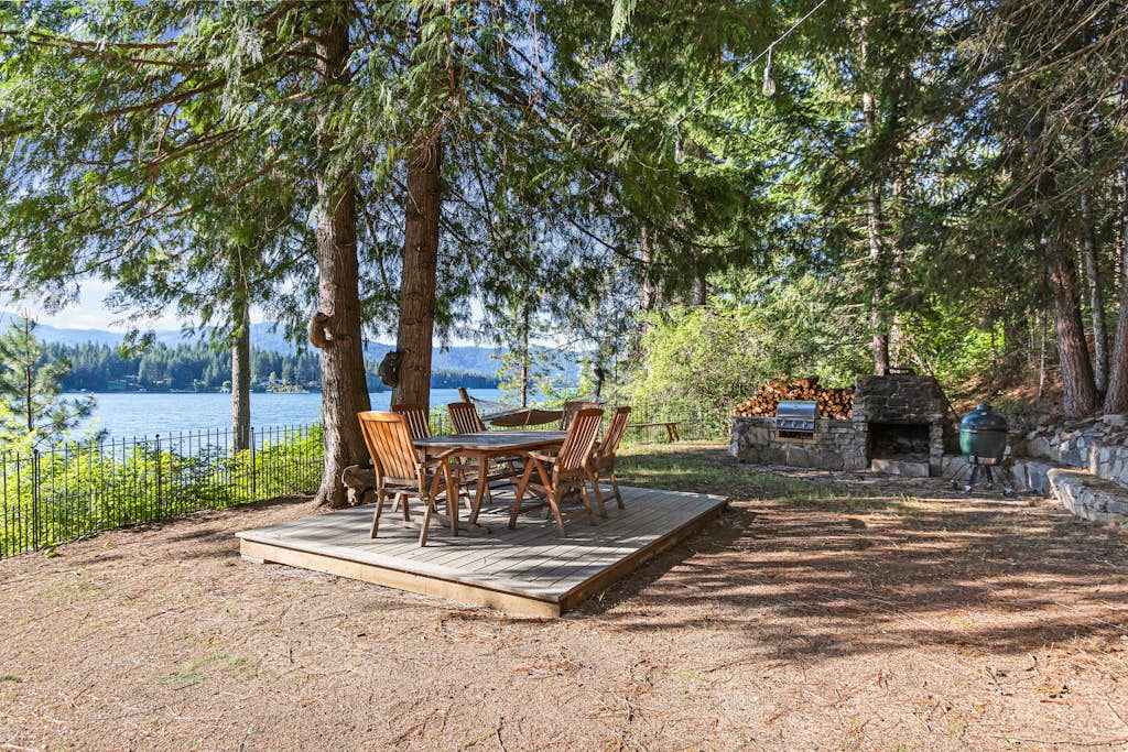 Escape to our Lakeside Cabin for an unforgettable getaway! Enjoy coffee on your private dock, paddle on the lake, and relax by the fire pit under the stars.
