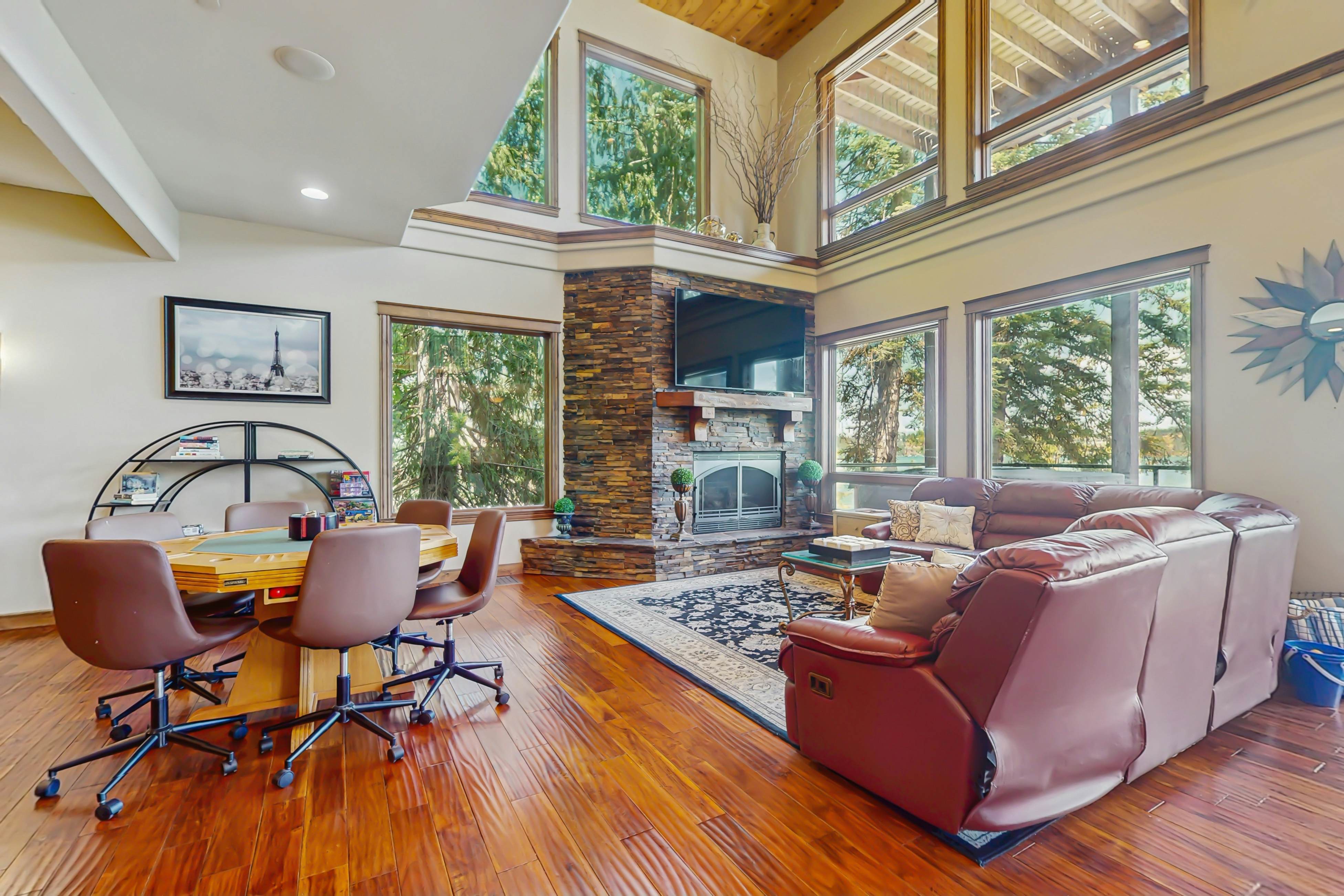 Lakeside Home With Hot Tub