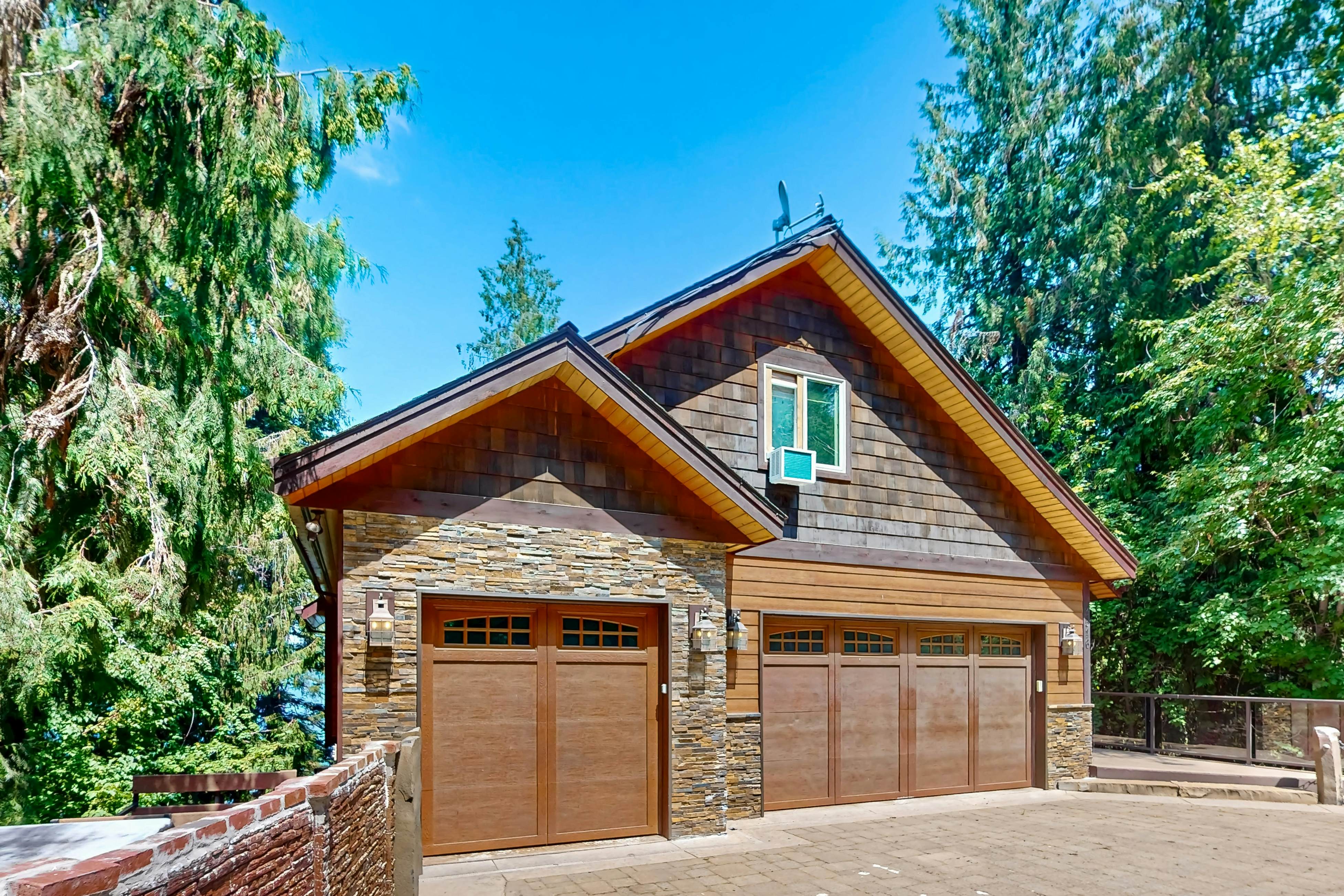 Lakeside Home With Hot Tub