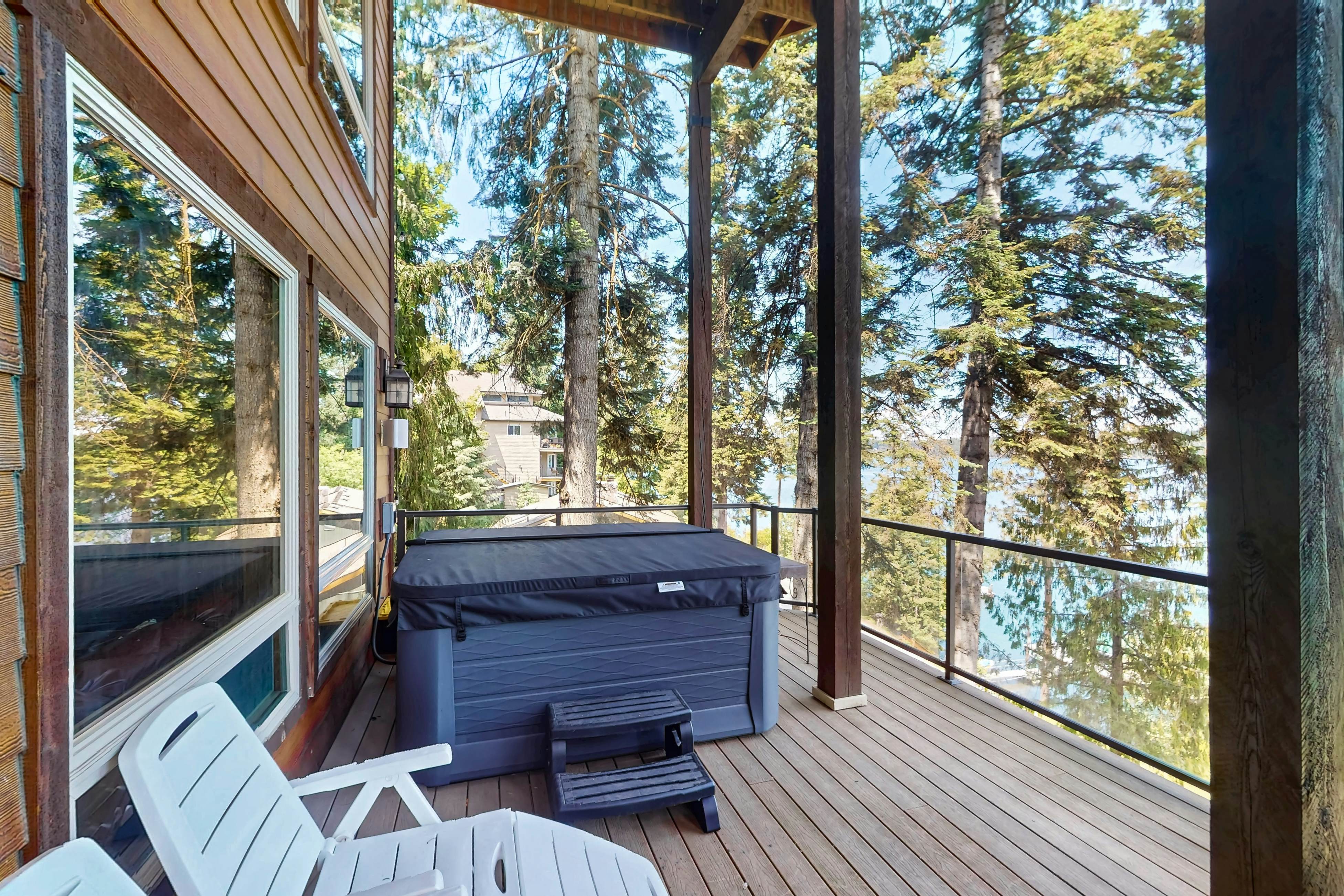 Lakeside Home With Hot Tub