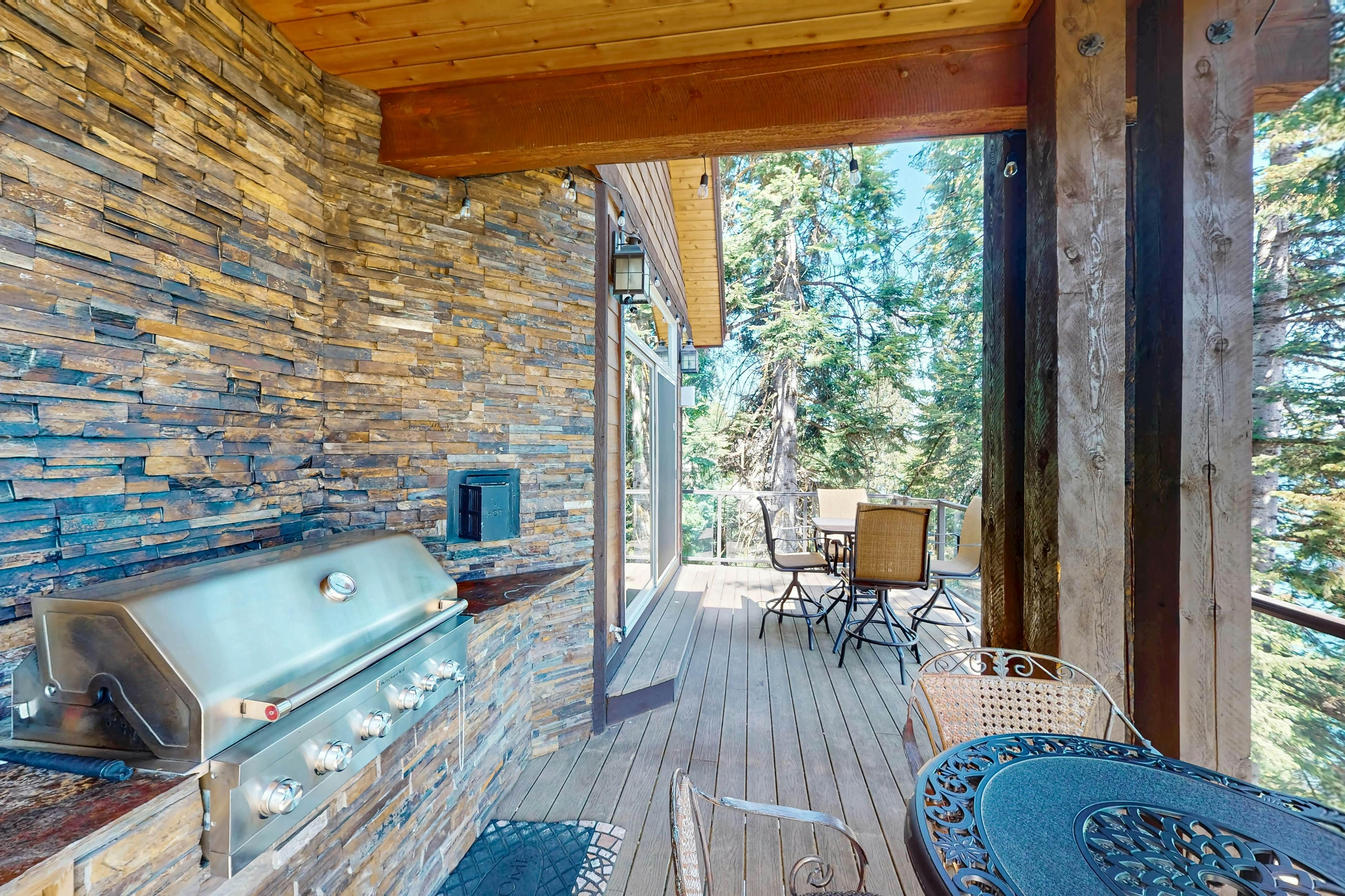 Lakeside Home With Hot Tub