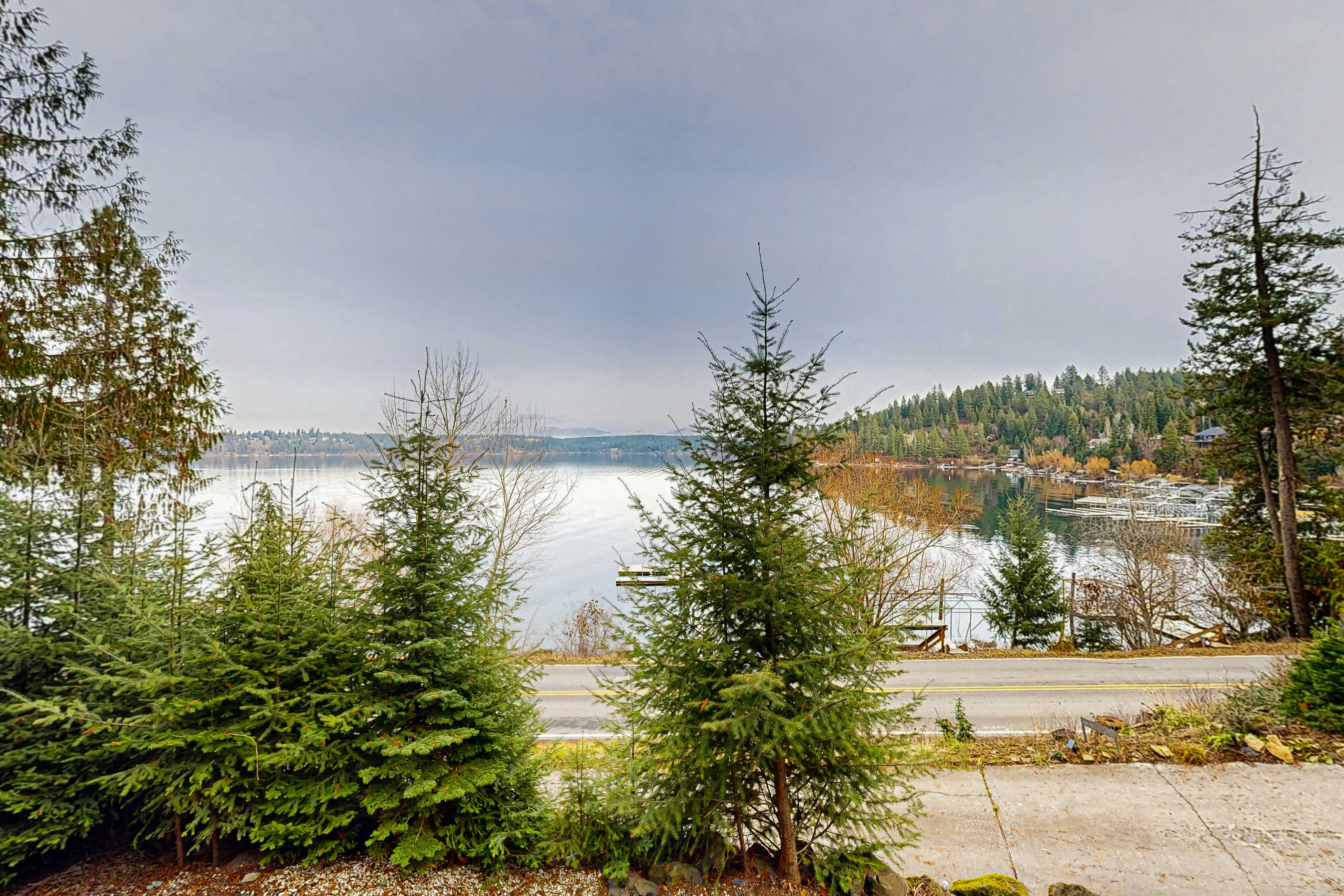 Lakeside Home With Hot Tub