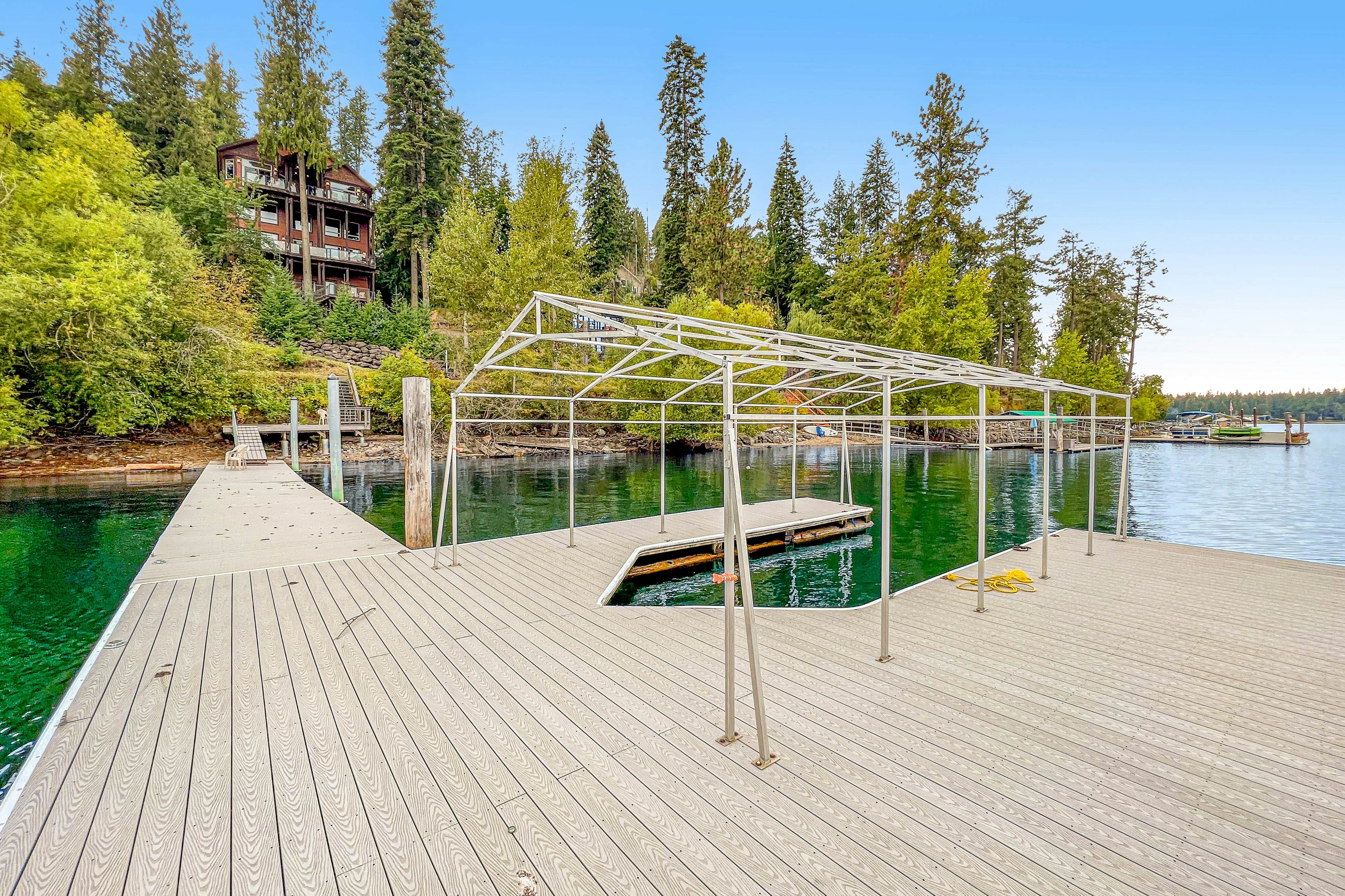 Lakeside Home With Hot Tub