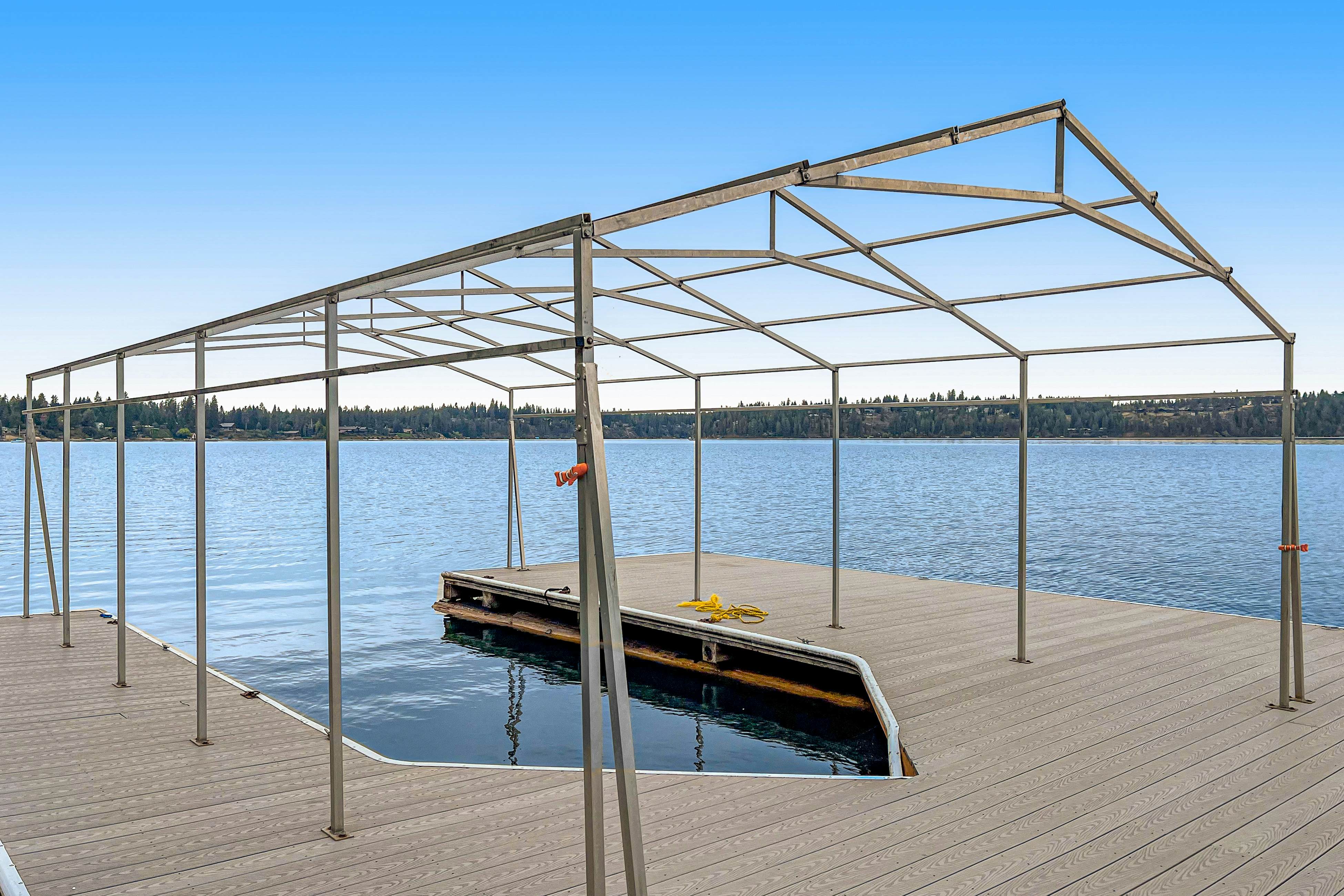 Lakeside Home With Hot Tub