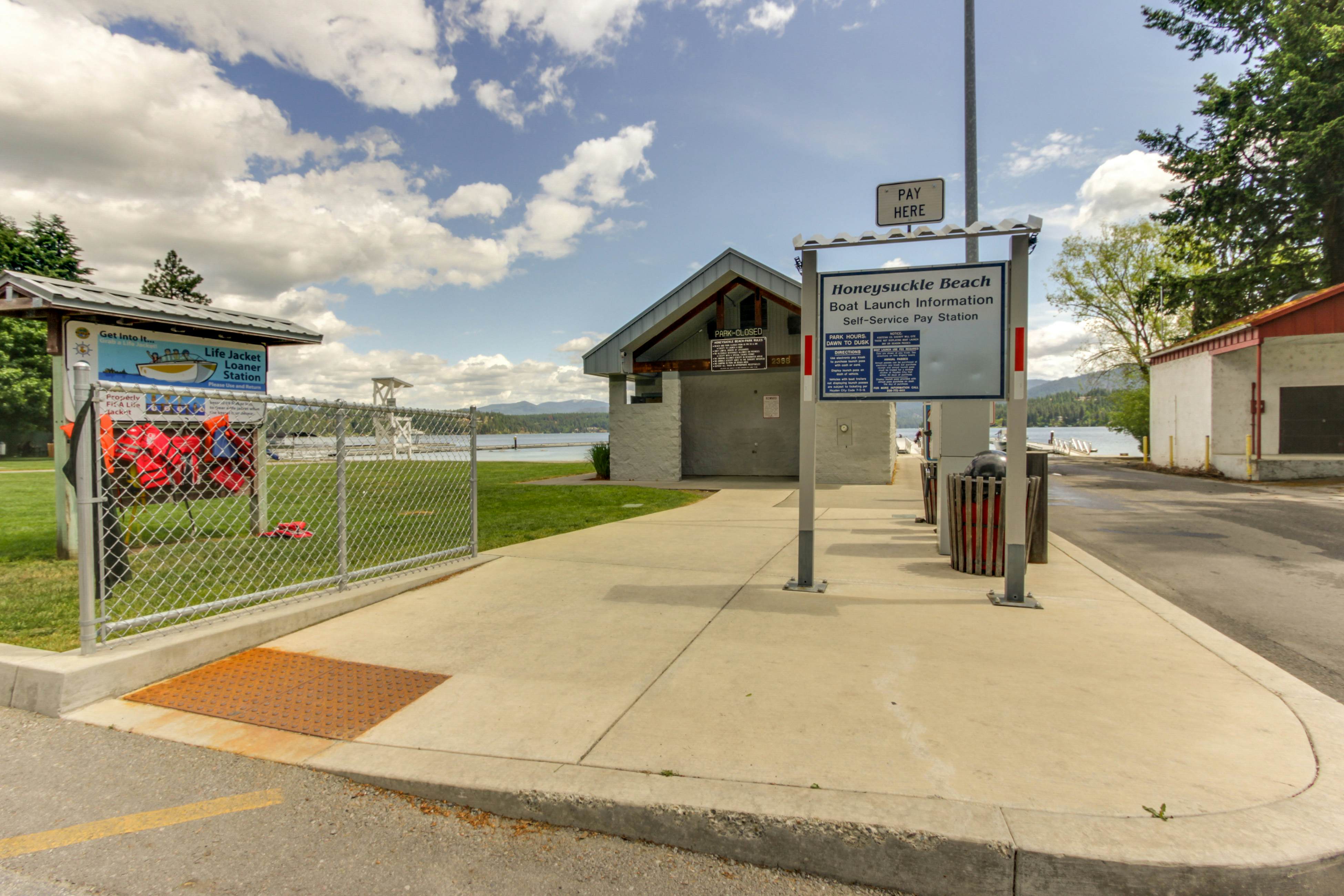 Lakeside Home With Hot Tub
