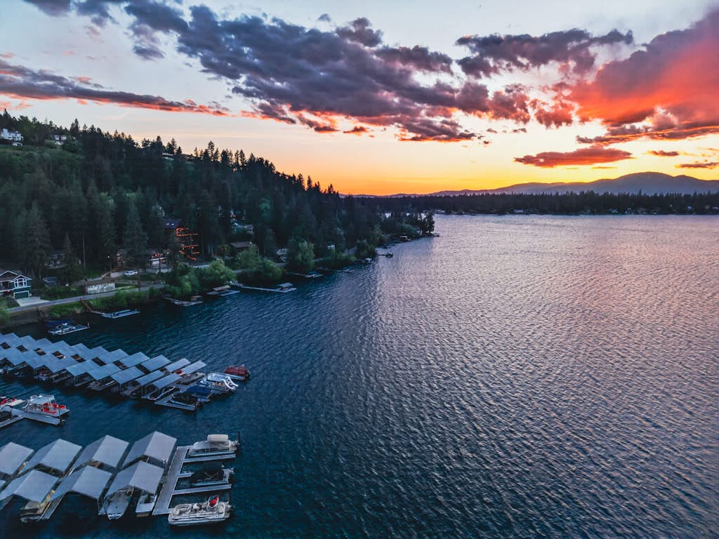Lake days, star-filled nights, and room for the whole crew. Welcome to your 6-bedroom, 6-bath sanctuary right on Hayden Lake.