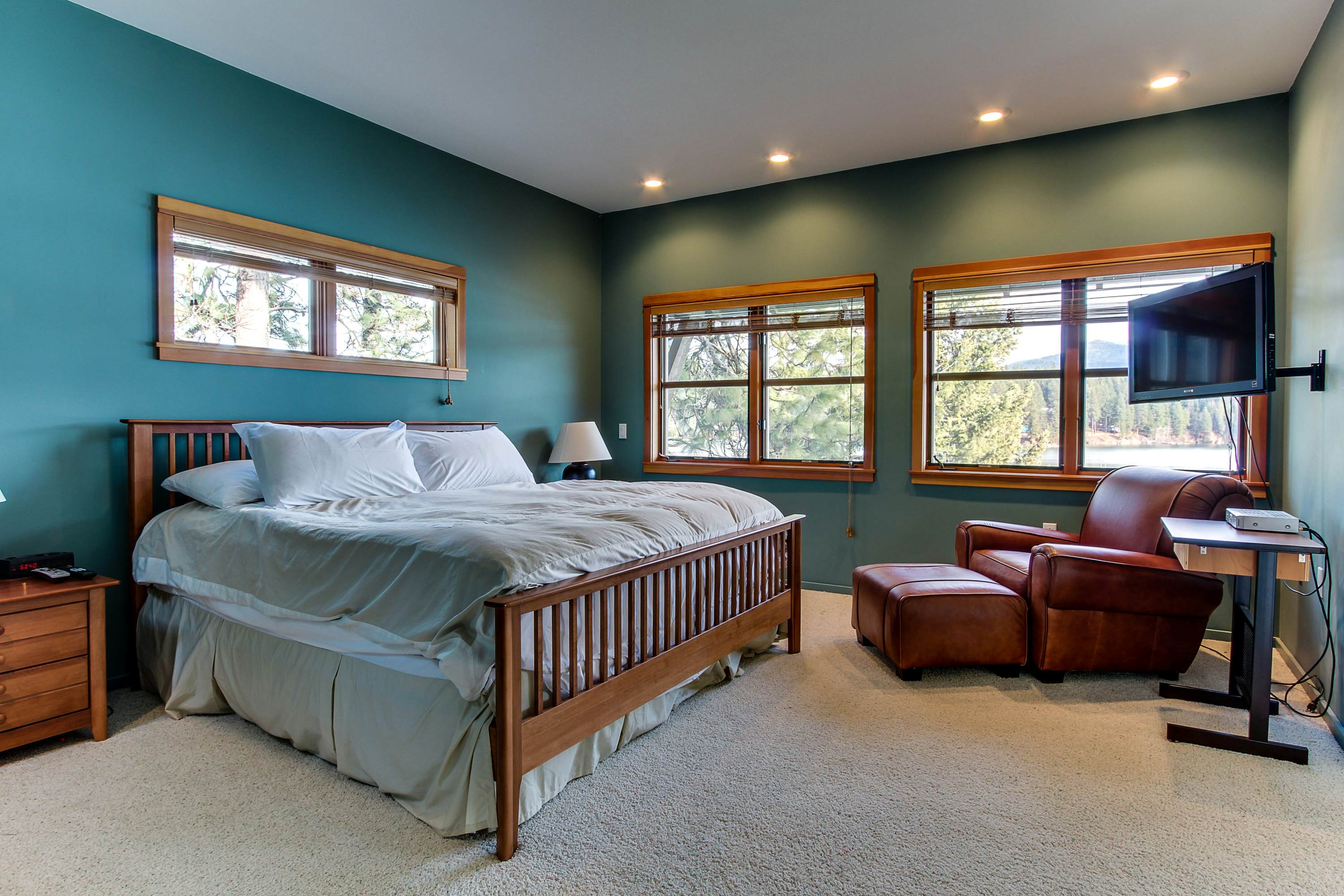 Gorgeous Lakefront Retreat