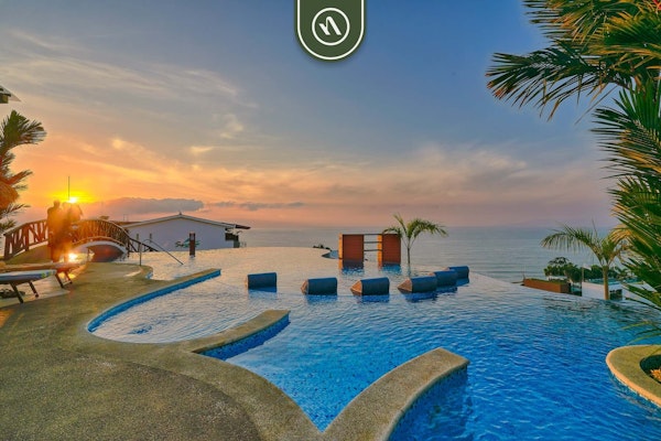 1 BR Condo - Amazing Sunsets From the Roof - Pool