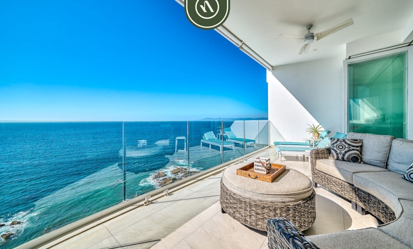 Oceanview Luxury Condo - Private Beach - Rooftpop