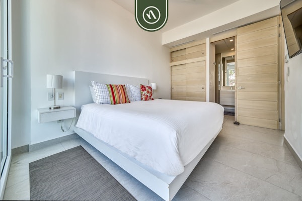 Oceanview Luxury Condo - Private Beach - Rooftpop