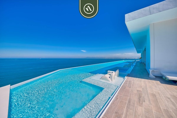 Oceanview Luxury Condo - Private Beach - Rooftpop