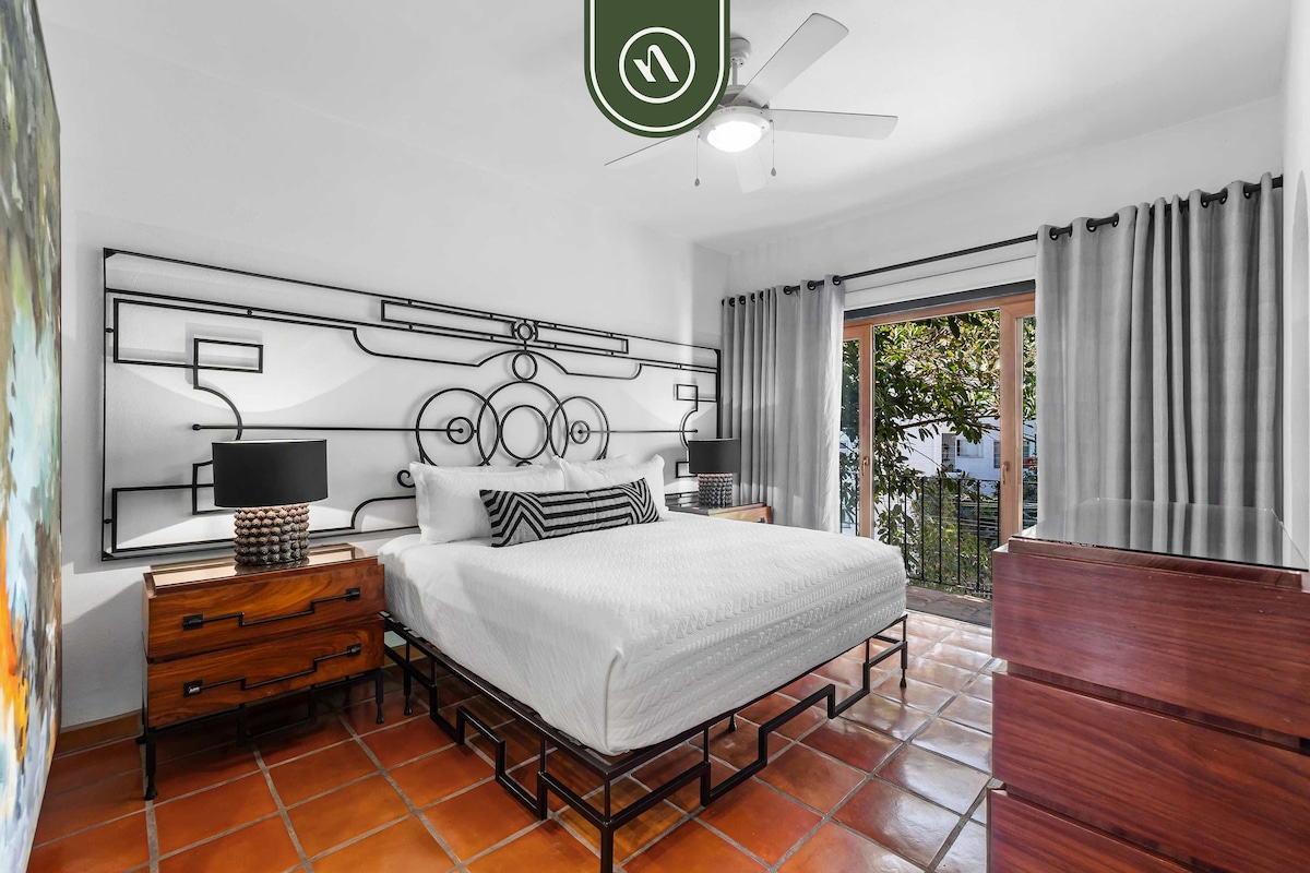 Stylish 2 BR Condo in Romantic Zone - Rooftop Pool