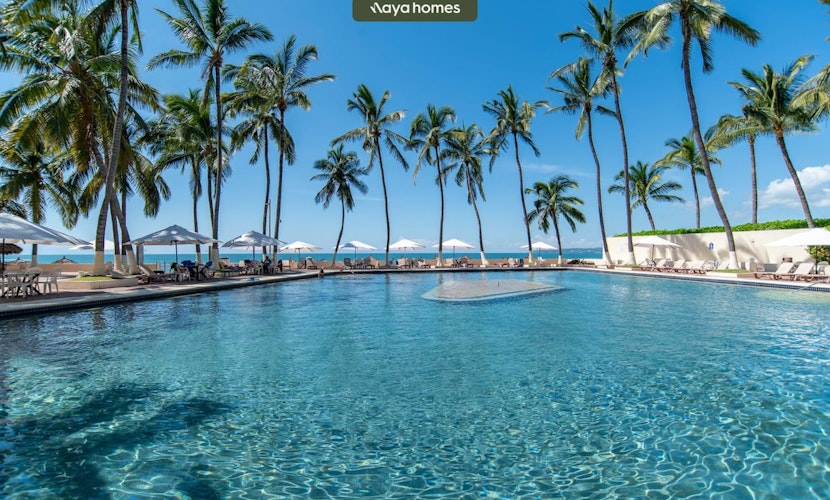 Beachfront 2BR Condo - Pool - Blue Flag Beach