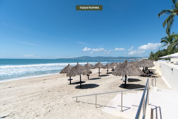 Beachfront 2BR Condo - Pool - Blue Flag Beach