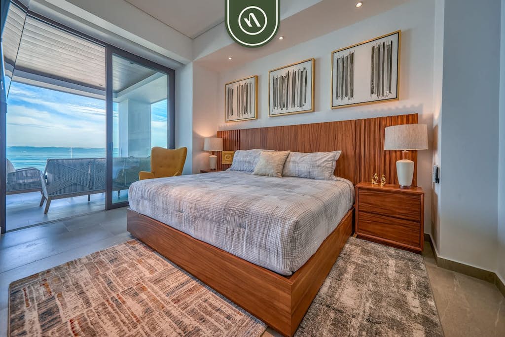 Oceanview 2 BR Condo - Luxury - Rooftop Pool