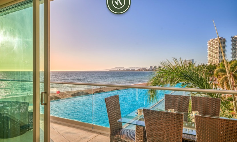 Oceanfront 4 BR Condo - Beach - Infinity Pool