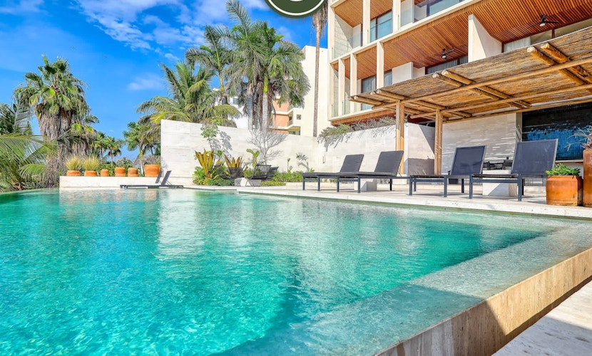 Luxury 4BR Oceanfront Condo - Private Beach - Pool
