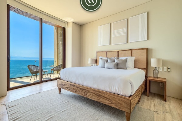 Luxury 4BR Oceanfront Condo - Private Beach - Pool