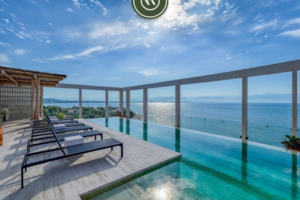 Luxury 4BR Oceanfront Condo - Private Beach - Pool