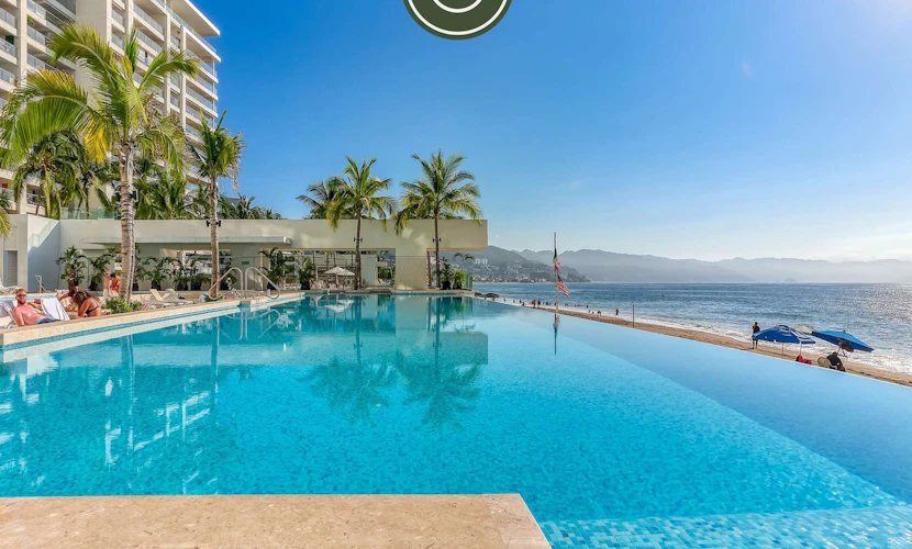 Luxury Oceanfront 3 BR Condo - Pools