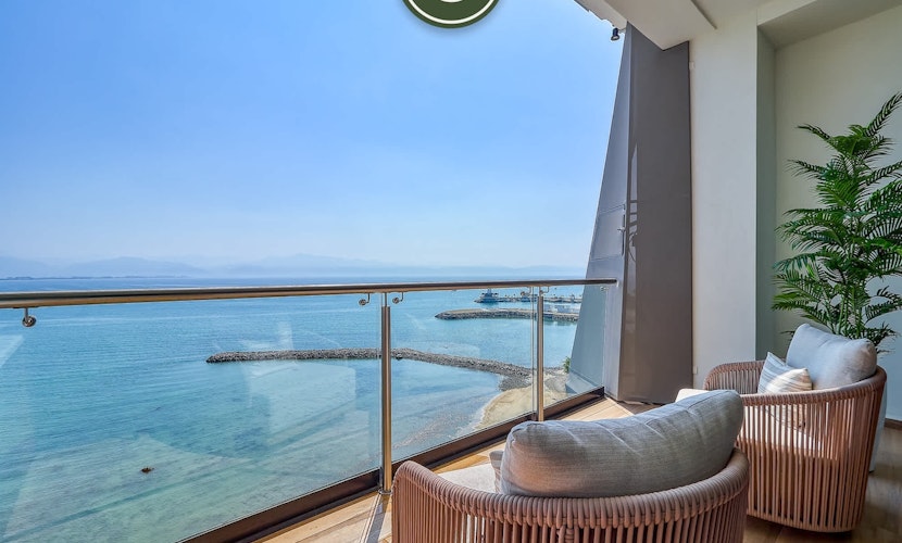 Luxury Oceanfront 3 BR Condo with Balcony