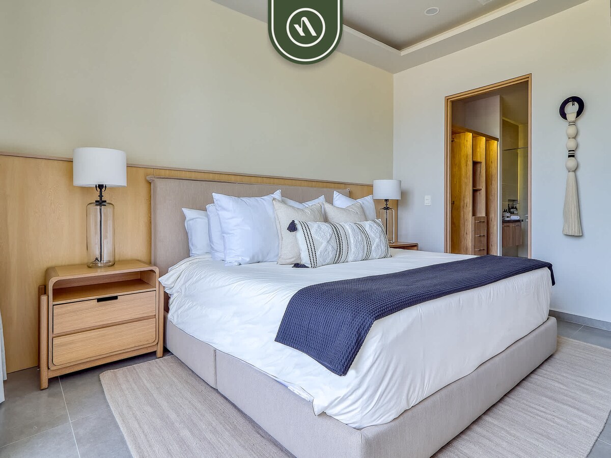 Luxury Oceanfront 3 BR Condo with Balcony