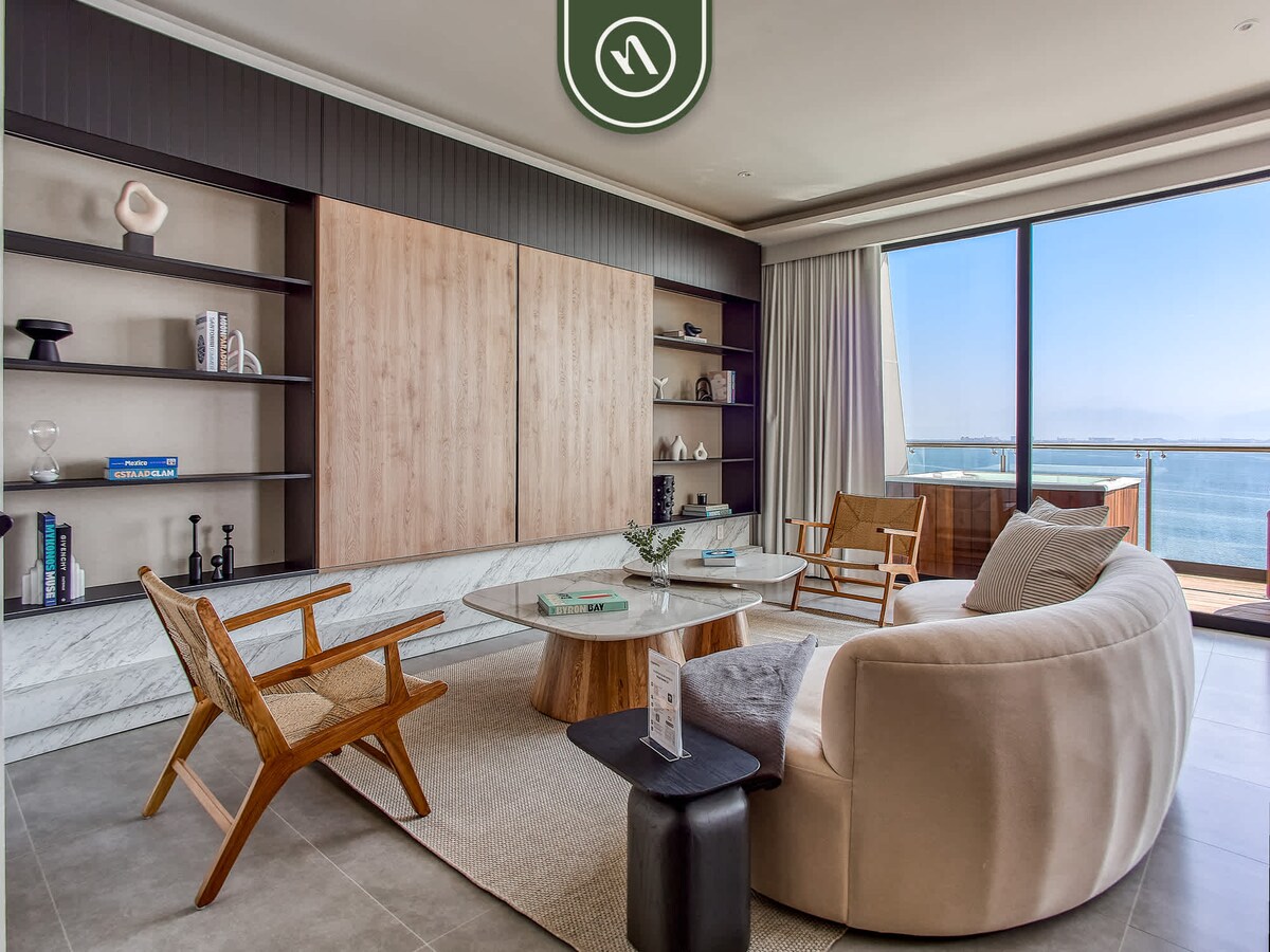 Luxury Oceanfront 3 BR Condo with Balcony