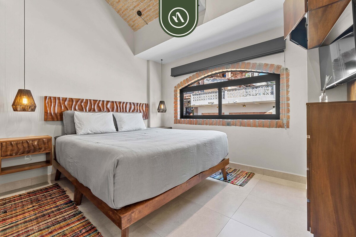 Restored Historic 2 BR Condo in Downtown - Pool