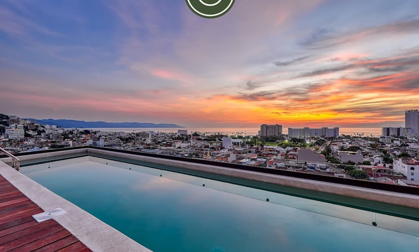Corner 2 BR Condo - Rooftop Pool with Oceanview
