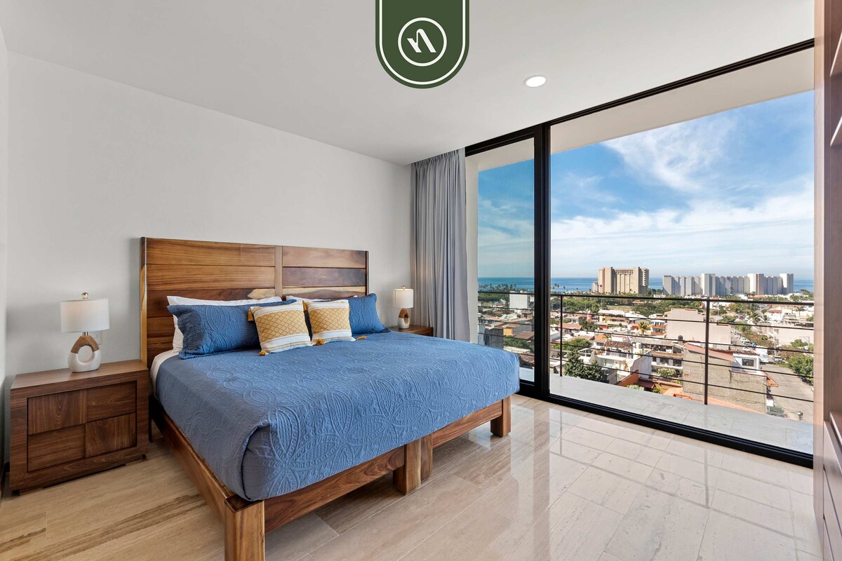 Corner 2 BR Condo - Rooftop Pool with Oceanview