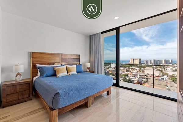 Corner 2 BR Condo - Rooftop Pool with Oceanview