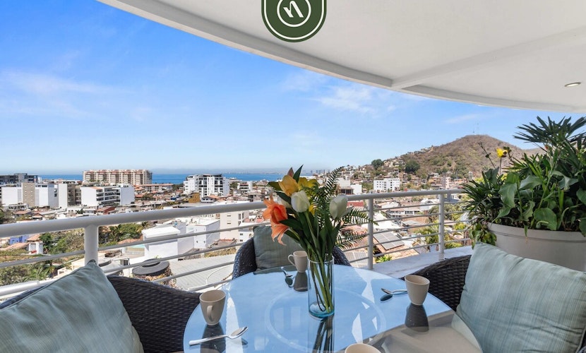 Stunning 2 BR Condo - Oceanview Terrace - Downtown