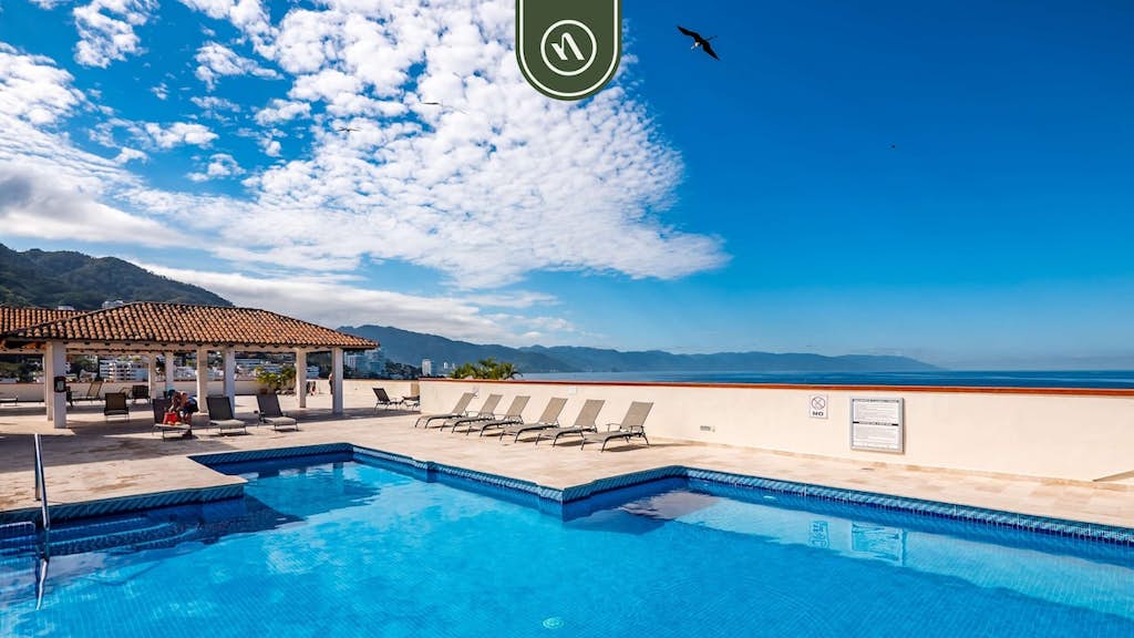 Beachfront 2 BR Condo in Romantic Zone - Roof Pool