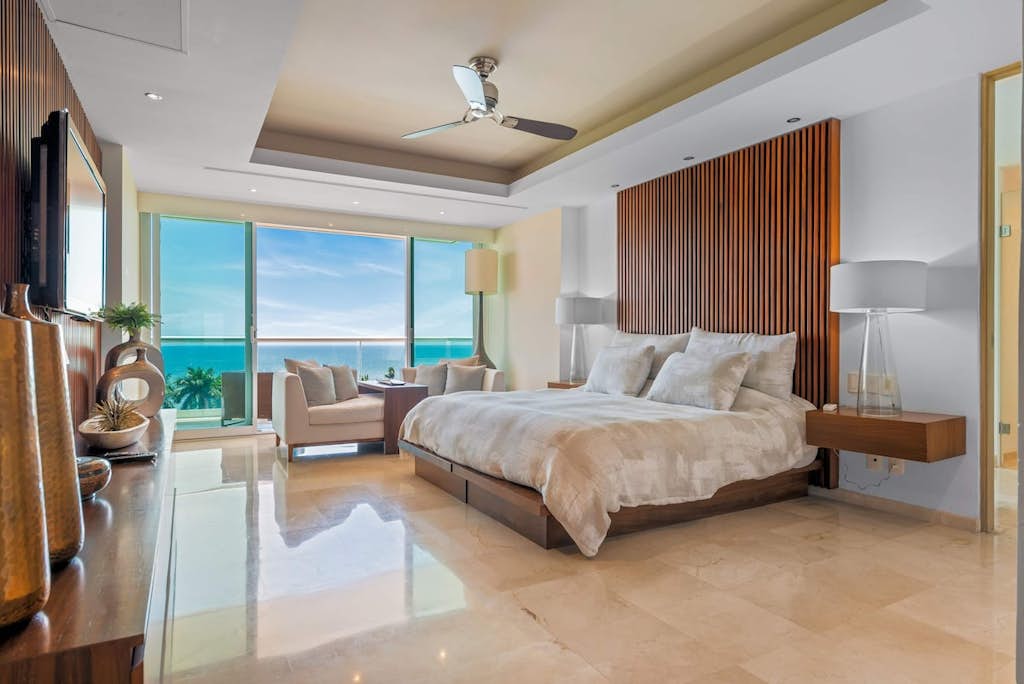 Luxury Oceanfront 4BR Condo - Pool - Ocean View