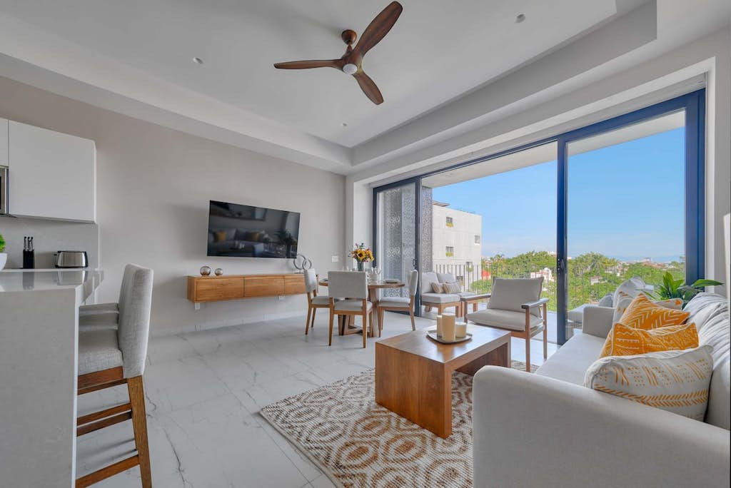 Amazing 2BR Apt -Private Balcony - Rooftop Pool