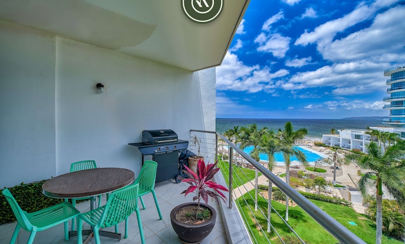 Oceanview 2 BR Condo - Beachclub - Pool - Ocean