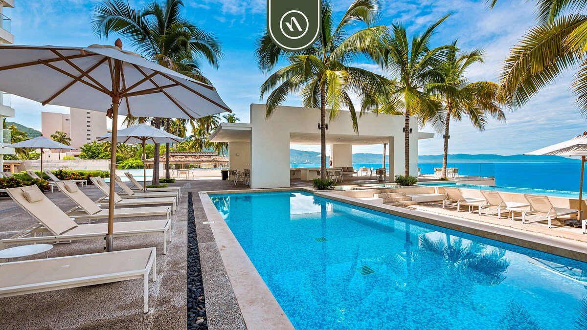 Elegant 1 BR Condo - Beachfront - Pools - King