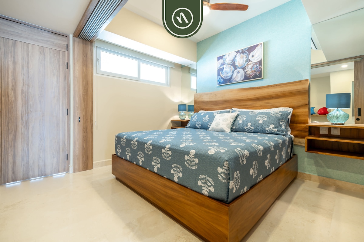 Elegant 1 BR Condo - Beachfront - Pools - King