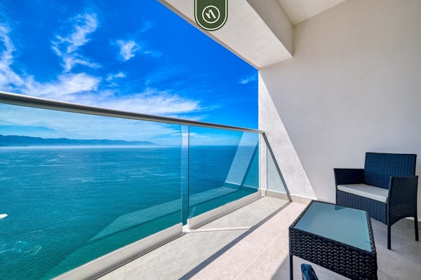 New Oceanfront 1 BR Condo - Gym - Beach - Pool