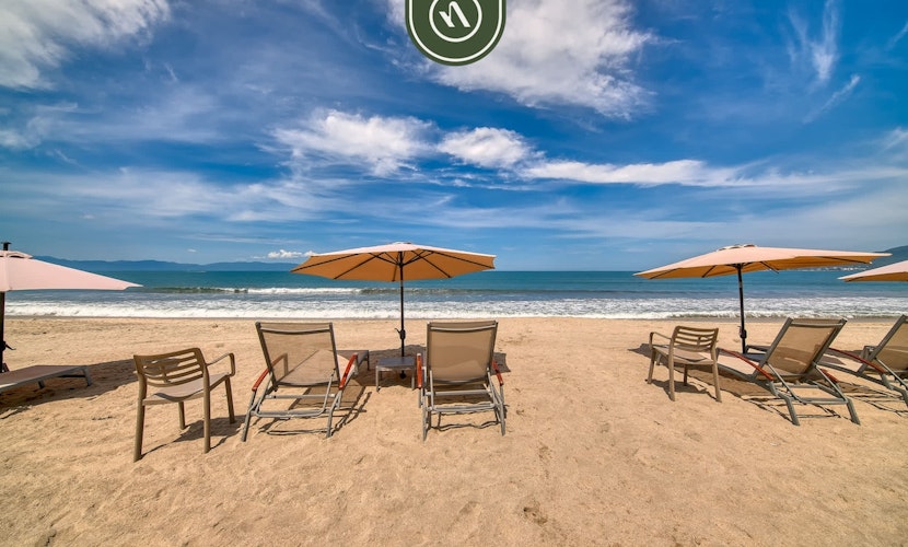 Oceanfront 2 BR Condo - Beach - Restaurant - Gym