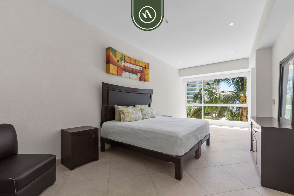 Oceanfront 2 BR Condo - Beach - Restaurant - Gym